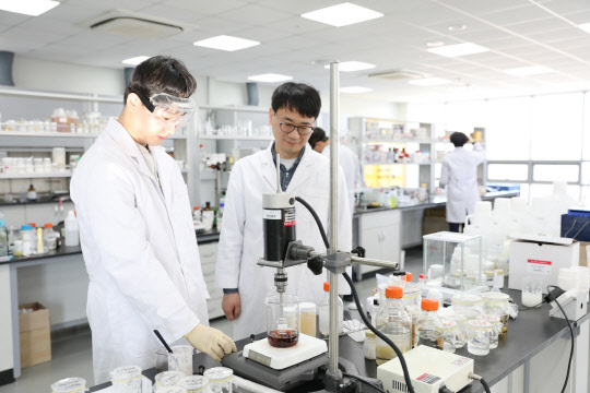 수원대학교가 뷰티사이언스연구센터를 통해 'K-뷰티' 연구개발에 박차를 가하고 있다고 6일 밝혔다. 센터를 이끄는 센터장은 화학공학과 노호식 조교수다. 아모레퍼시픽기술연구원에서 22년간 근무한 화장품소재개발 전문가다. 노 센터장은 아모레퍼시픽의 설화수 브랜드의 글로벌 출시 업무를 담당한 화장품 소재 연구의 선도자다. 수원대 제공